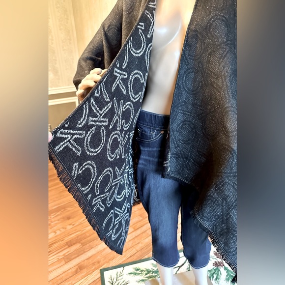 NWT!❄️Calvin Klein!☃️Shrug w/fringes!❄️One Size fits all/black/white - Picture 6 of 13